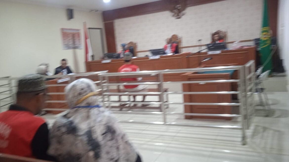 Terdakwa Taufikurahman alias Upik tampak tertunduk lesu saat mendengarkan tuntutan hukuman mati dari Jaksa Penuntut Umum (JPU) di Pengadilan Negeri Banjarmasin, Rabu (26/2).