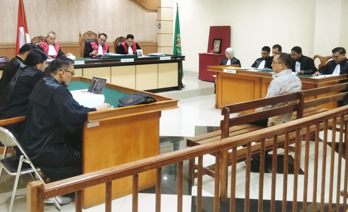 MANTAN Kepala Dinas PUPR Ahmad Solhan saat menjalani sidang di Pengadilan Tipikor Banjarmasin, Kamis (27/2/2025).(foto: fila-brt)