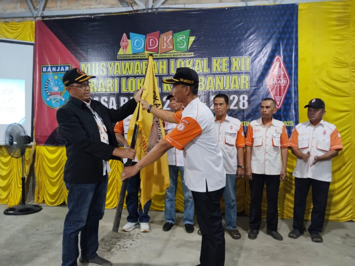 PENGUKUHAN KETUA - Ketua ODKS H Akhmad Yani (YB7KY) saat menyerahkan bendera ORARI kepada HM Arsyad (YB7ILV) kembali terpilih menjadi Ketua Lokal Kabupaten Banjar periode 2025-2028 dan juga Ketua DPP beserta anggotanya, Sabtu (8/2/2025).(foto : sum)