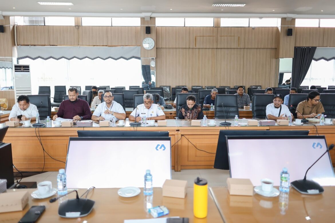 Komisi III DPRD Provinsi Kalsel menggelar rapat dengar pendapat (RDP) dengan PT MMI dan warga Desa Rantau Bakula Kecamatan Sungai Pinang Kabupaten Banjar membahas keluhan dampak aktivitas tambang.(foto : humasdprdkalsel)