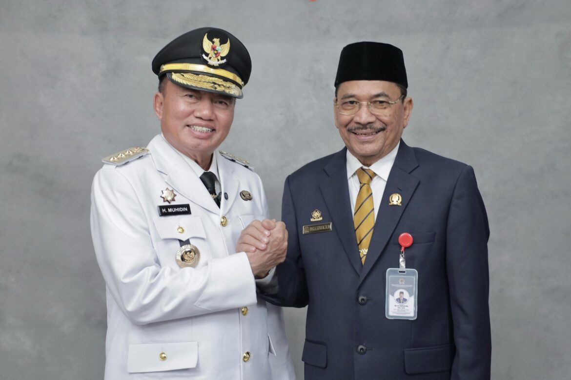 Usai pelantikan, Gubernur Kalsel H Muhidin foto bersama Ketua DPRD Provinsi Kalsel Dr (HC) H Supian HK, SH, MH.(foto : humasdprdkalsel)
