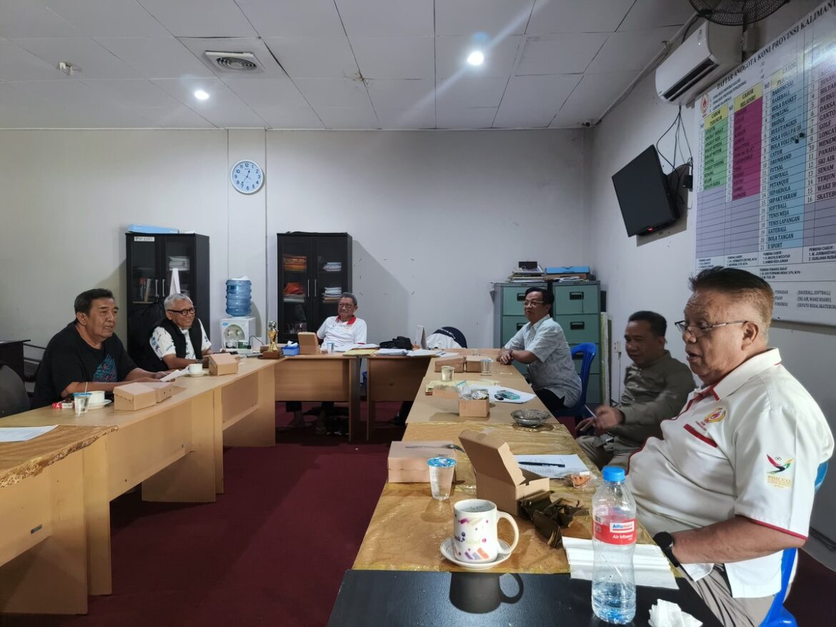 Rapat internal KONI Kalsel membahas kepanitiaan Porprov XII 2025 di Tanah Laut (Tala), Selasa (11/2/2025) di Sekretariat KONI Kalsel, kawasan GOR Hasanuddin HM Banjarmasin. (foto: ist/brt)