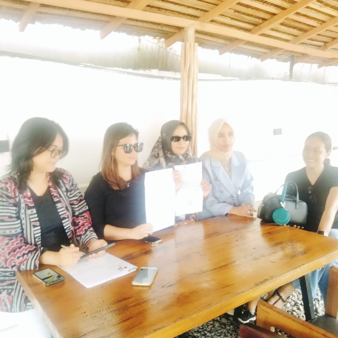 Para korban investasi solar didampingi penasehat hukum Henny Puspitasari saat menggelar jumpa pers dengan wartawan.