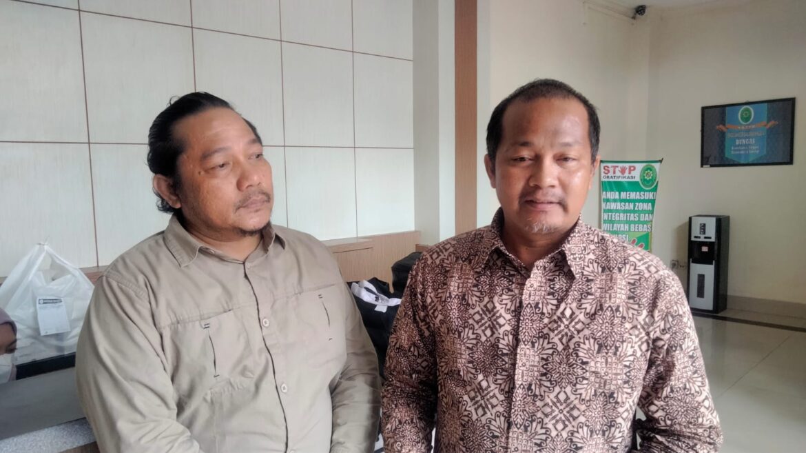 Penasehat hukum terdakwa Akhmad Maulid Alfath saat memberikam keterangan kepada sejumlah wartawan mengenai isi eksepsi mereka.