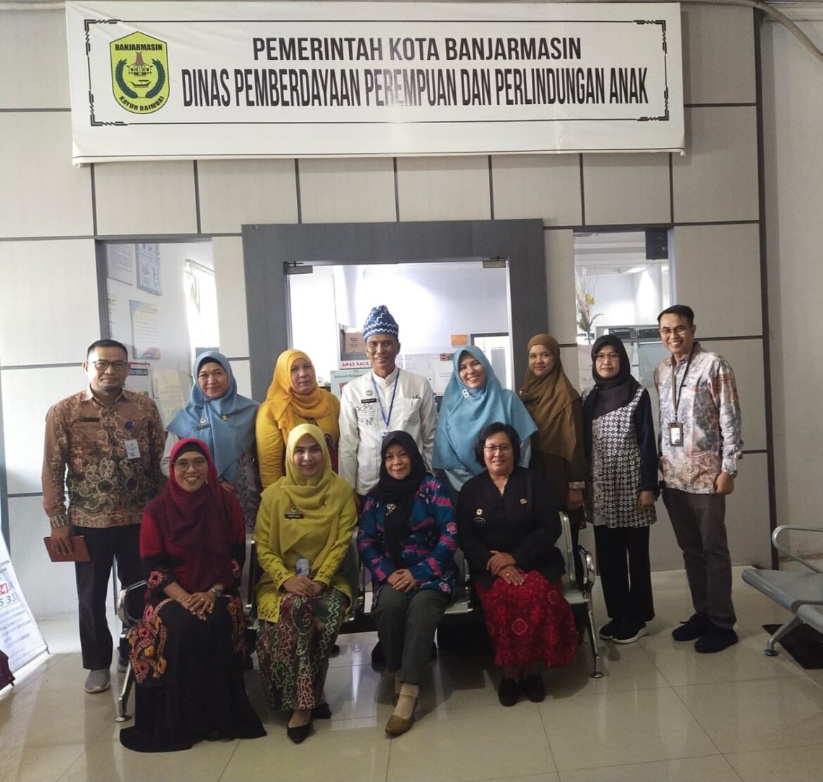 Tim peneliti kasus kekerasan terhadap perempuan dan anak berfoto bersama Ka UPTD  dan para kabid PPPA Kota Banjarmasin. (Ist).