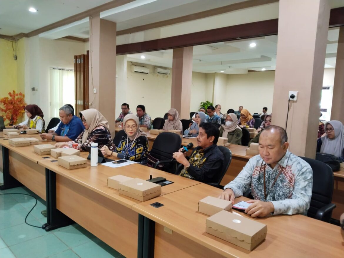Ketua YLKI Intan Kalsel, Fauzan Ramon SH, MH, yang juga seorang advokat, saat memberikan saran dan pendapat dalam FPD RPJMD yang digelar oleh Disperindag Kalsel, Jumat (14/2/2025) pagi. (Foto: Arsuma)