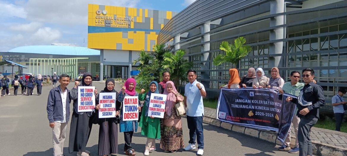 Demonstrasi ASN Dosen di depan General Building Kampus ULM Banjarmasin (foto:baritopost)