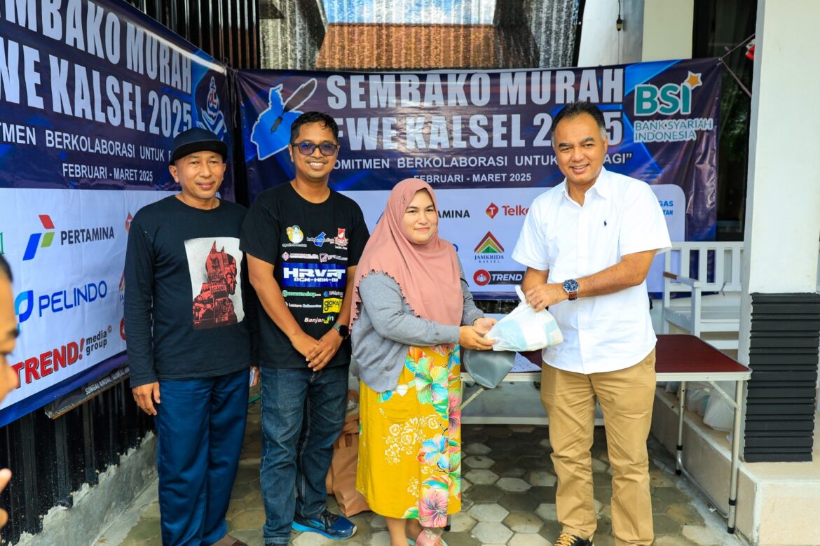 Regional CEO BSI RO IX Kalimantan Ricky Rikardo Mulyadi dan Ketua FWE Kalsel Arief Rahman Menyerahkan Sembako Murah Gratis