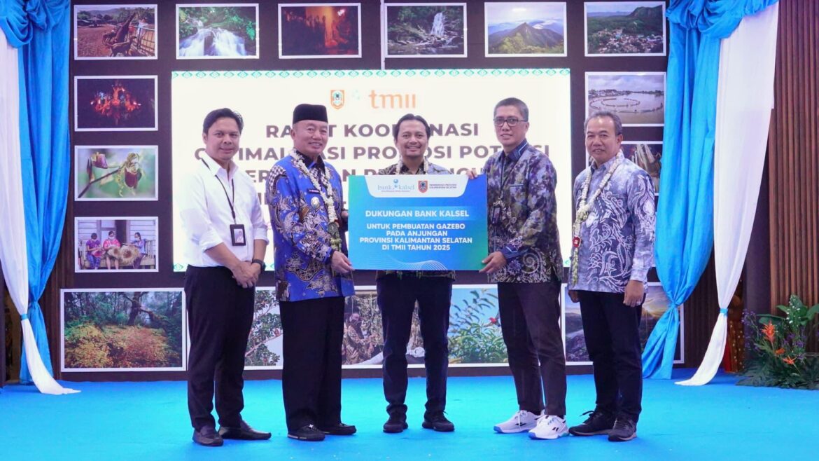 Penyerahan dukungan pembangunan gazebo secara simbolis dilakukan Direktur Utama Bank Kalsel Fachrudin kepada Gubernur Kalimantan Selatan H. Muhidin yang juga turut didampingi oleh Wakil Gubernur Kalimantan Selatan Terpilih Hasnuryadi Sulaiman, Plh.Sekda Provinsi Kalimantan Selatan Muhammad Syarifuddin dan Dirjen Bina Marga Kementrian PU Roy Rizali Anwar (fotoHumas bank kalsel)