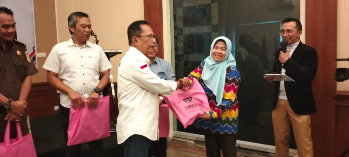 Ketua SWI H Sugiannoor Menyerahkan Kenang-kenangan daalam Diskusi Publik
