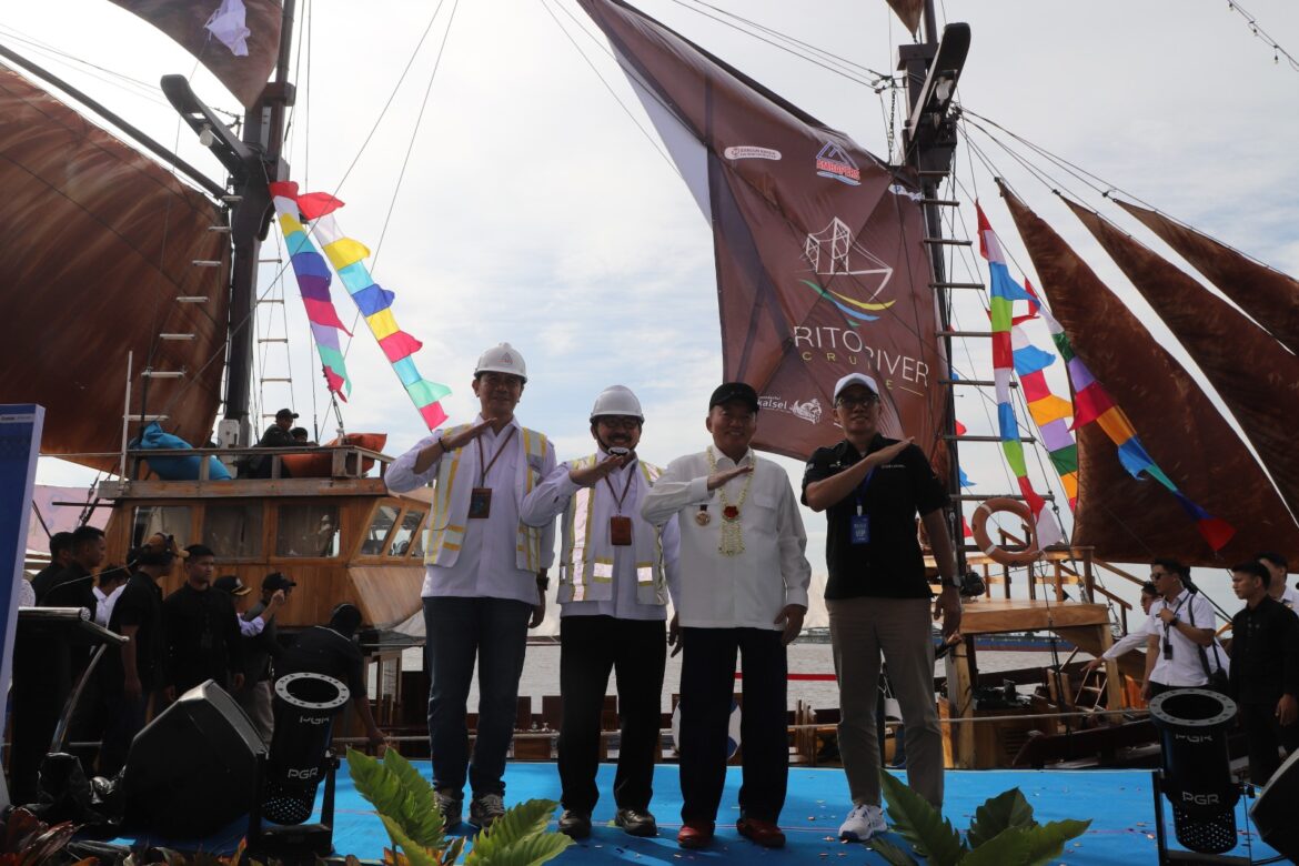 Tampak Direktur Utama Bank Kalsel, Fachrudin dan Gubernur Kalimantan Selatan H Muhidin (foto:humas bank kalsel)
