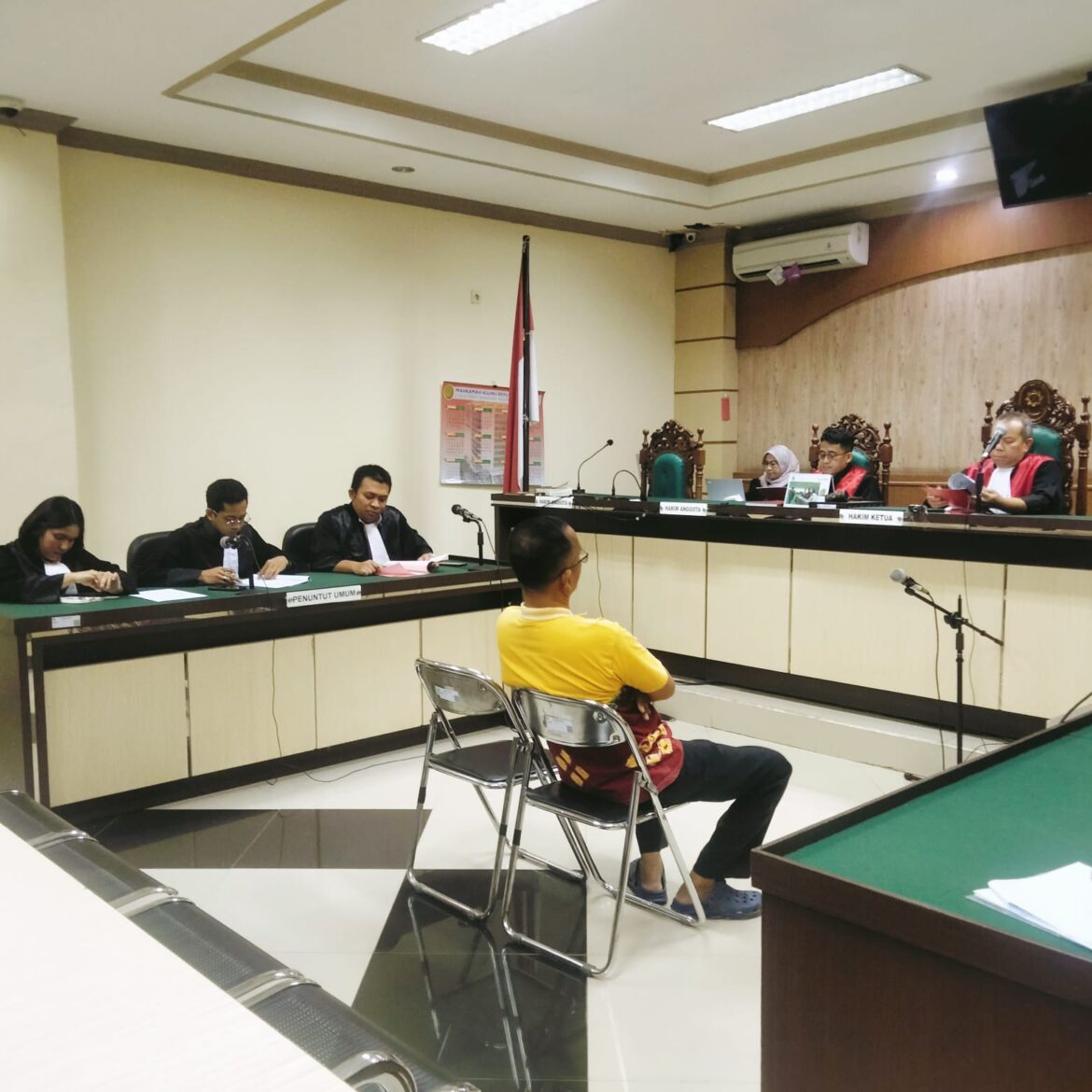 Darmono saat mendengarkan dakwaan jaksa penuntut umum pada sidang di pengadilan tipikor Banjarmasin.