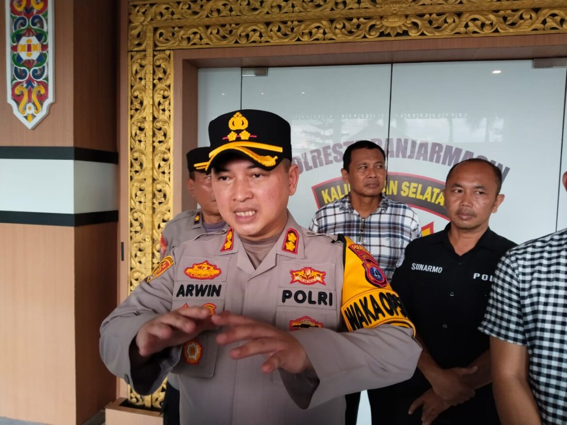Wakapolresta Banjarmasin AKBP Arwin Amrih Wientama saat didampingi Kasi Humas Ipda Sunarmo dan Kabag Ops Kompol I Made Sebagai, Selasa (25/2/2025). (foto:sum)