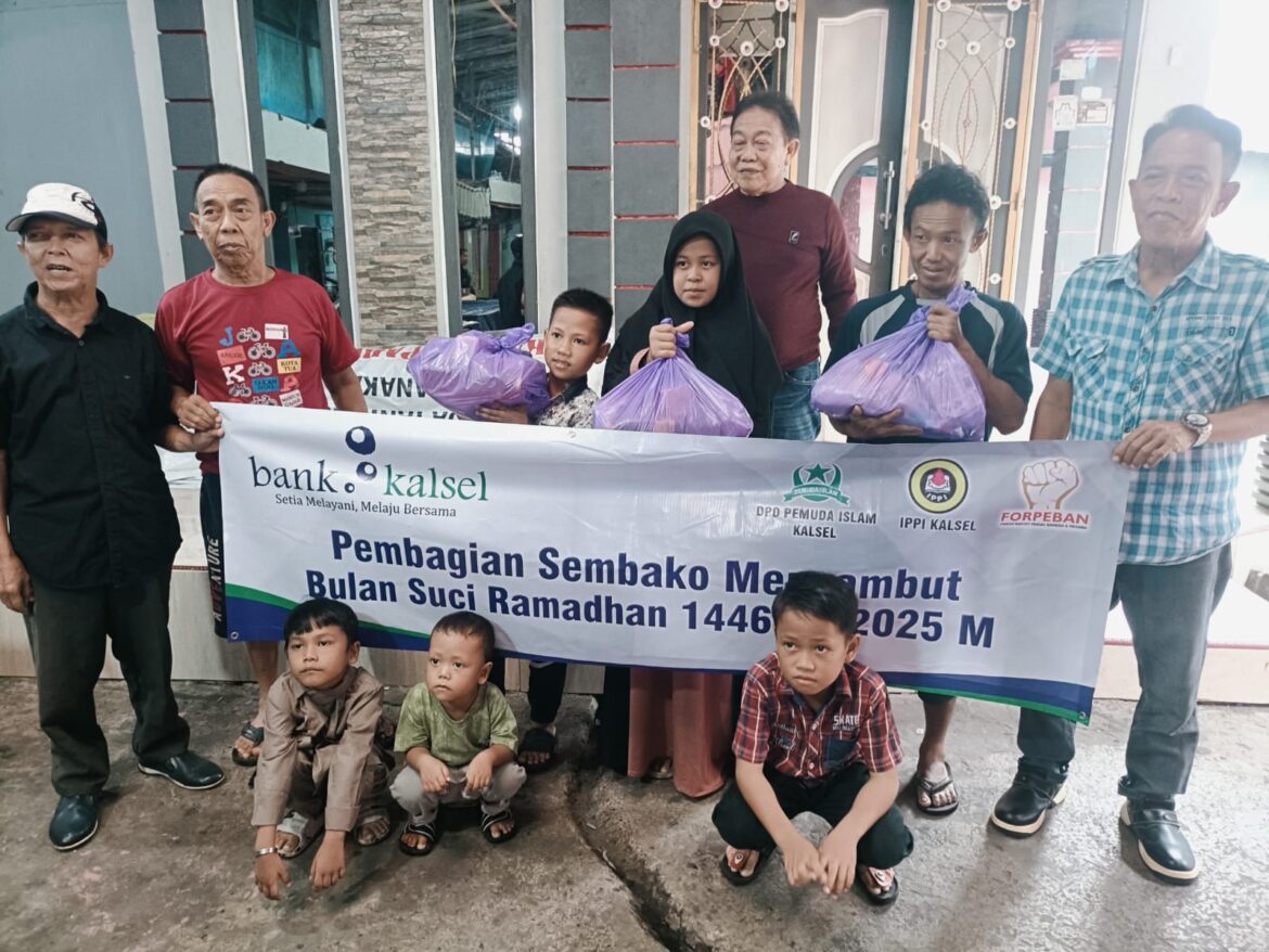 Ketua Forpeban Kalsel H Din Jaya bersama sebagian para anak anak yatim penerima sembako (Foto Mercy)