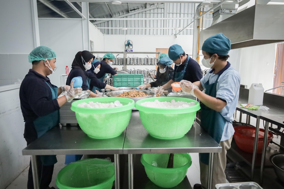 Petugas di SPPG Kecamatan Tanah Sareal Kota Bogor Provinsi Jabar saat menyiapkan makanan bergizi gratis.(foto : humasdprdkalsel)