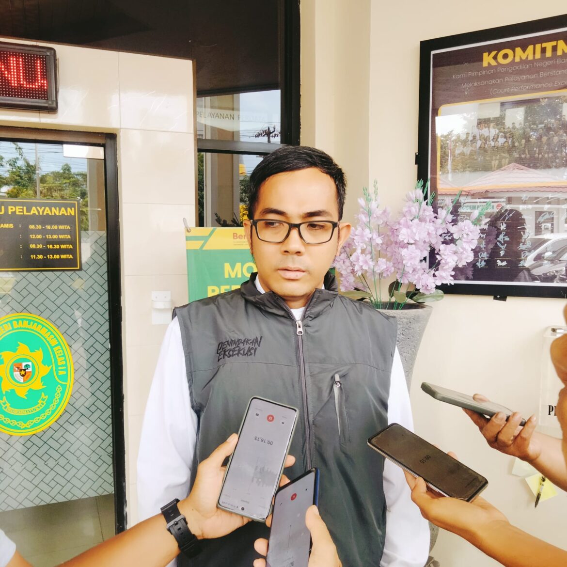 Salah satu Jaksa KPK Airlangga Kartanegara usai menyerahkan berkas di PTSP PN Banjarmasin memberikam keterangan kepada sejumlah wartawan.