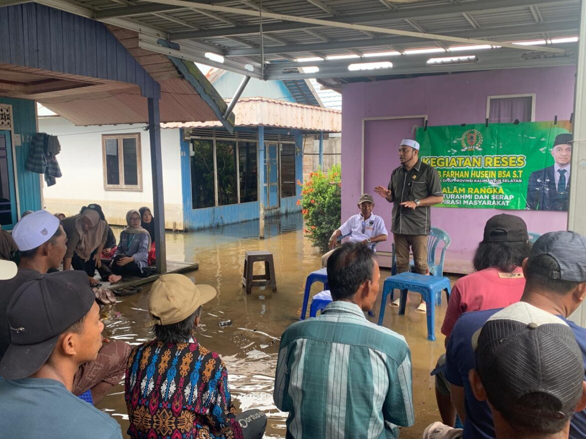 Anggota Komisi III DPRD Provinsi Kalsel Habib Farhan Husein BSA saat melaksanakan reses untuk penyerapan aspirasi masyarakat di Desa Awang Bangkal Timur Kecamatan Karang Intan Kabupaten Banjar.(foto : ist)