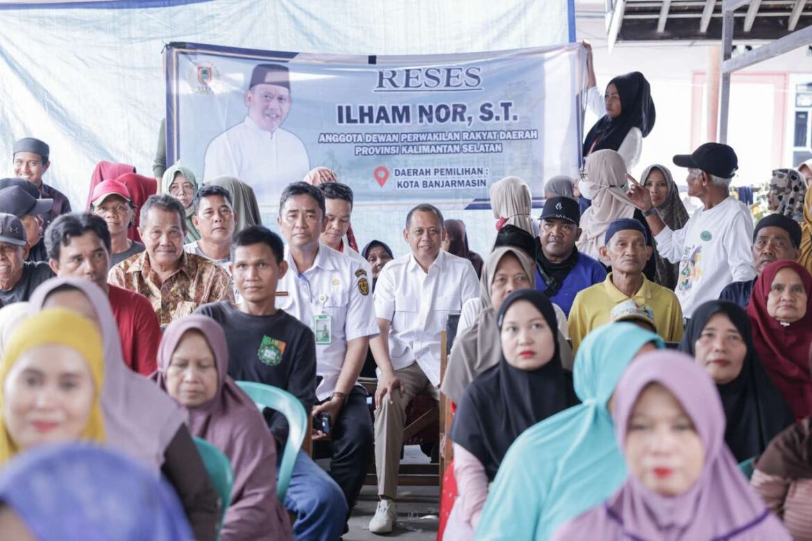 Sekretaris Komisi I DPRD Provinsi Kalsel Ilham Nor, ST saat melaksanakan reses untuk penyerapan aspirasi di tiga RT di Kelurahan Antasan Kecil Timur, Kecamatan Banjarmasin Utara, Kota Banjarmasin.(foto : humasdprdkalsel)