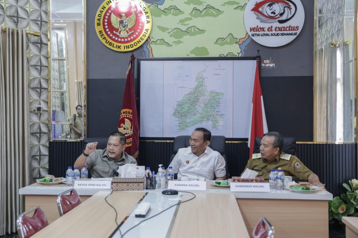 Wakil Ketua Komisi IV DPRD Provinsi Kalsel H Gusti Iskandar Sukma Alamsyah, Kepala BINDA Provinsi Kalsel Brigjen Pol Nurrullah dan Plh Sekda Provinsi Kalsel Muhammad Syarifuddin saat menghadiri video conference bersama Deputi Badan Gizi Nasional di Kantor BINDA Provinsi Kalsel di Banjarbaru.(foto : humasdprdkalsel)