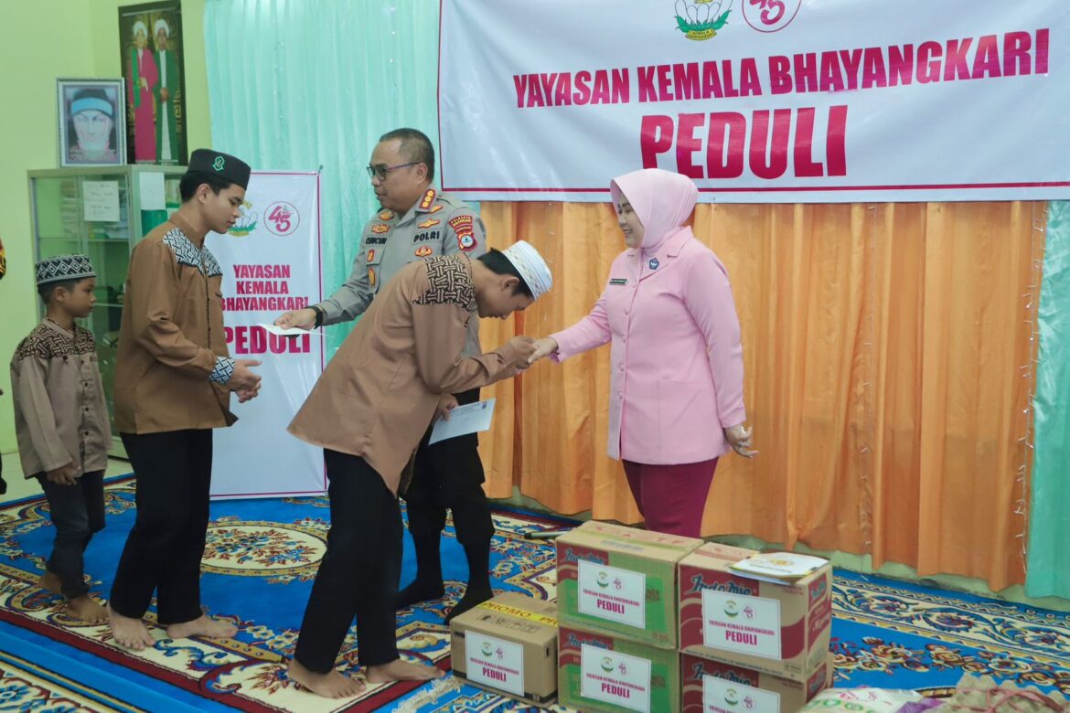 Kapolresta Banjarmasin Kombes Pol Cuncun Kurniadi, didampingi Ketua Bhayangkari Cabang Kota Banjarmasin, Yanti Cuncun Kurniadi, saat berbagi bingkisan santunan dan sembako, Rabu (12/3/2025). (Foto: Istimewa)