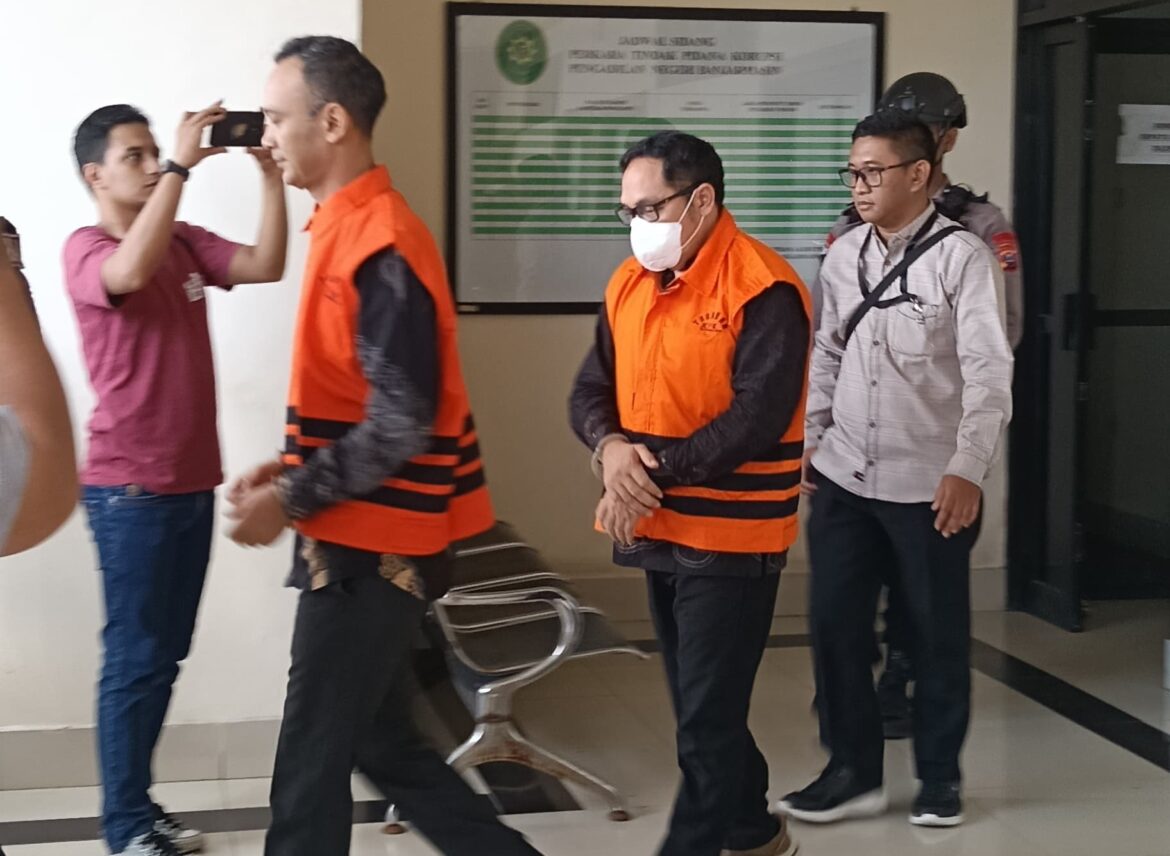 ANDI Susanto dan Sugeng Wahyudi, dua kontraktor yang menjadi terdakwa pemberi suap pada perkara korupsi di Dinas PUPR Kalimantan Selatan, di Pengadilan Tipikor Banjarmasin, Kamis (6/3/2025).(foto: fila-brt).