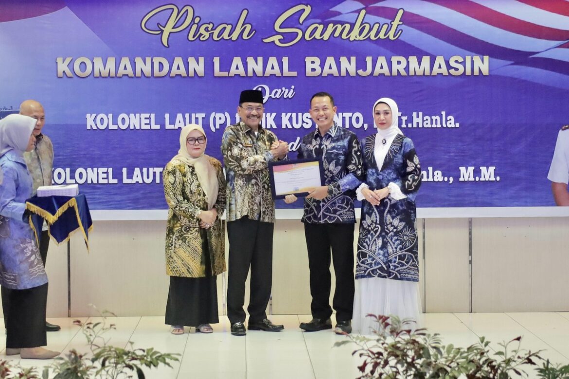 Ketua DPRD Provinsi Kalsel Dr (HC) H Supian HK, SH, MH didampingi istri Hj Farida Supian HK menyerahkan piagam penghargaan kepada Danlanal lama Kolonel Laut (P) Didik Kusyanto yang didampingi istri.(foto : humasdprdkalsel)
