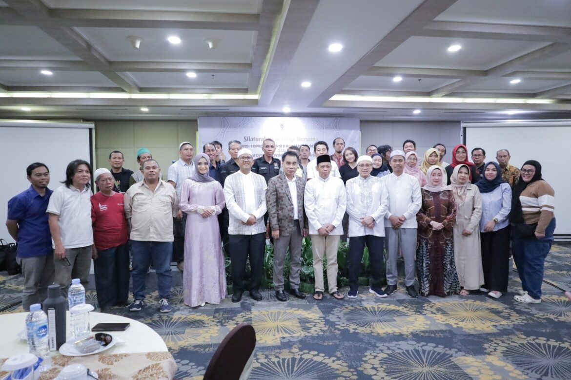 Pimpinan dan anggota Komisi I DPRD Provinsi Kalsel foto bersama wartawan anggota Pressroom DPRD Provinsi Kalsel.(foto : ist)