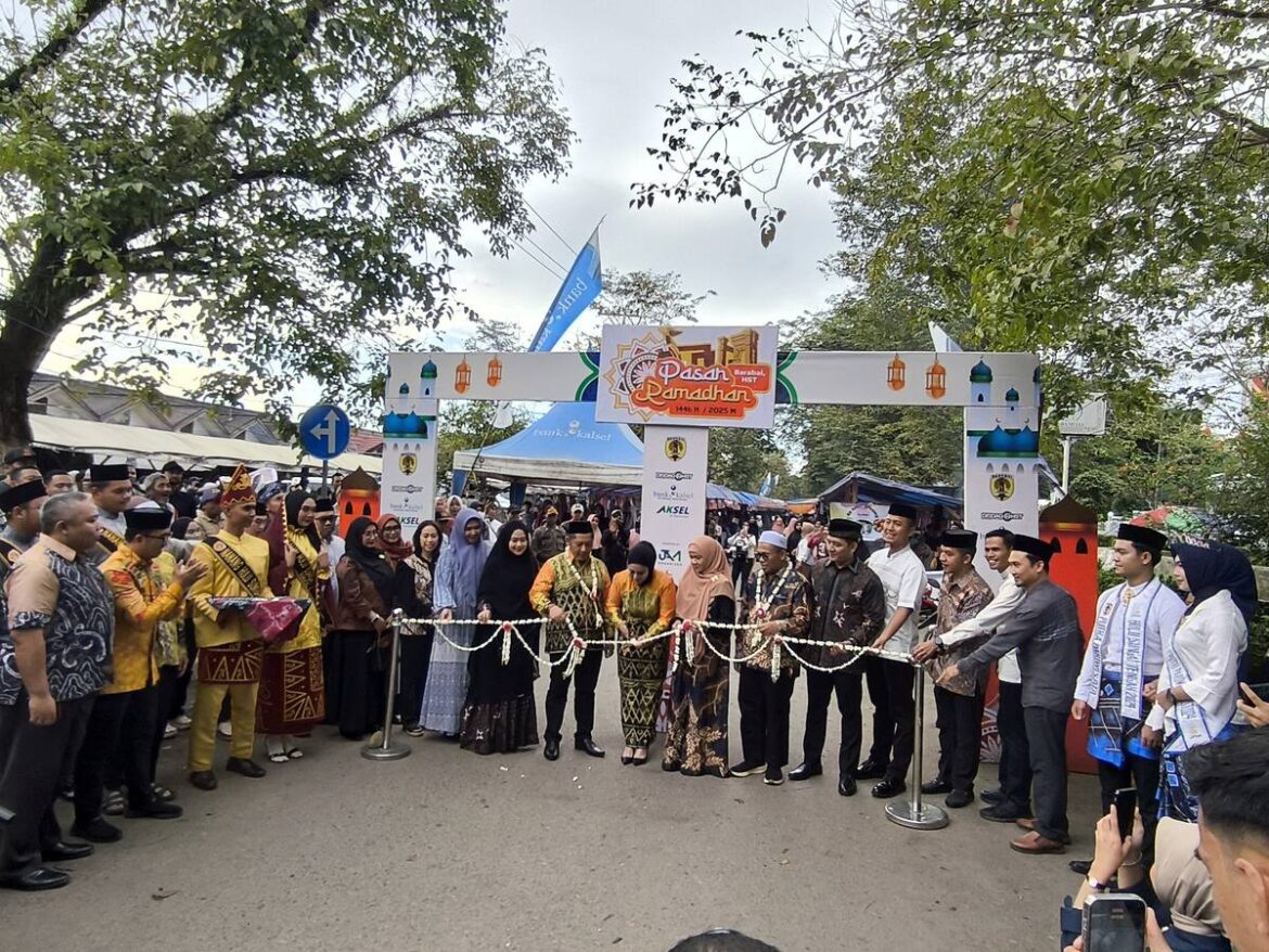 Bupati HST Samsul Rizal bersama istri didampingi Wakil Bupati HST Gusti Rosyadi Elmi resmikan Pasar Ramadhan 1446 Hijriah yang berlokasi di Pasar Keramat Barabai.(foto : yufanata/brt)