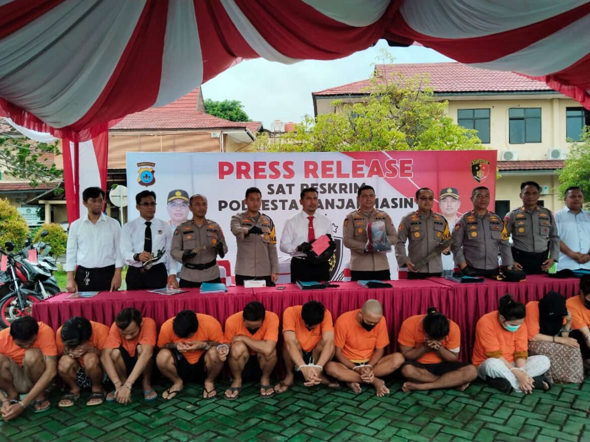 Belasan pelaku curanmor yang ditangkap Polresta Banjarmasin saat gelar perkara dipimpin Kapolresta Kombes Pol Cuncun Kurniadi bersama jajaran Polsek, Kamis (20/3/2025) pagi. (Foto: sum/brt)