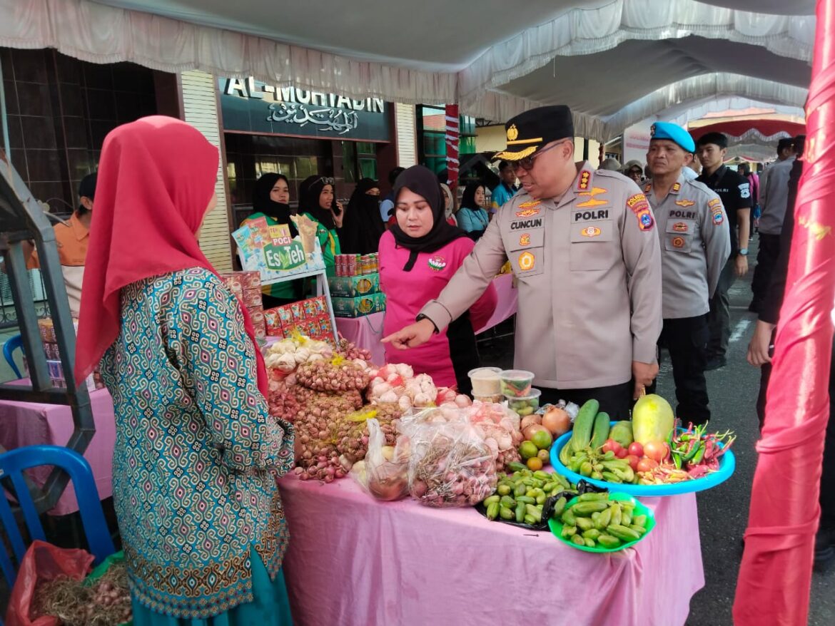 Kapolresta Banjarmasin Kombes Pol Cuncun Kurniadi saat meninjau Pasar Murah di Mapolresta setempat untuk keluarga besar dan jajarannya, Kamis (19/3/2025) pagi. (Foto: Sum/BRT)