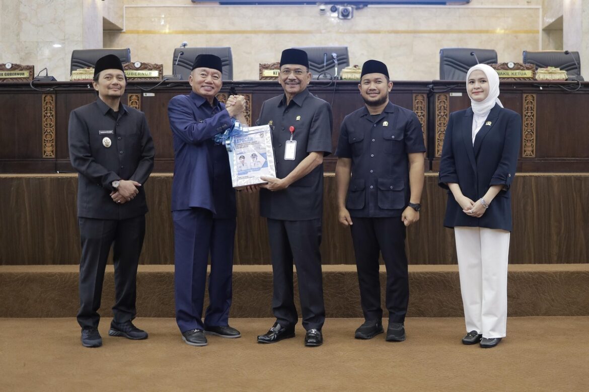 Gubernur Kalsel H Muhidin didampingi wakilnya H Hasnuryadi Sulaiman serahkan dokumen LKPJ 2024 kepada Ketua DPRD Provinsi Kalsel Dr (HC) H Supian HK, SH, MH.(foto : humasdprdkalsel)