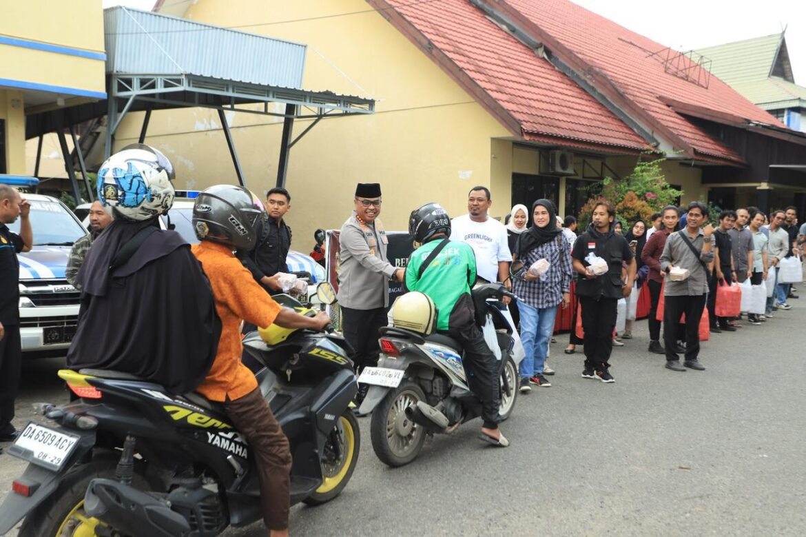 Kapolresta Banjarmasin Kombes Pol Cuncun Kurniadi saat berbagi takjil di bulan Ramadhan 1446 Hijriah bersama awak media kepada masyarakat yang melintas di halaman Mapolresta setempat, Kamis (13/3/2025) sore. (Foto: Istimewa)