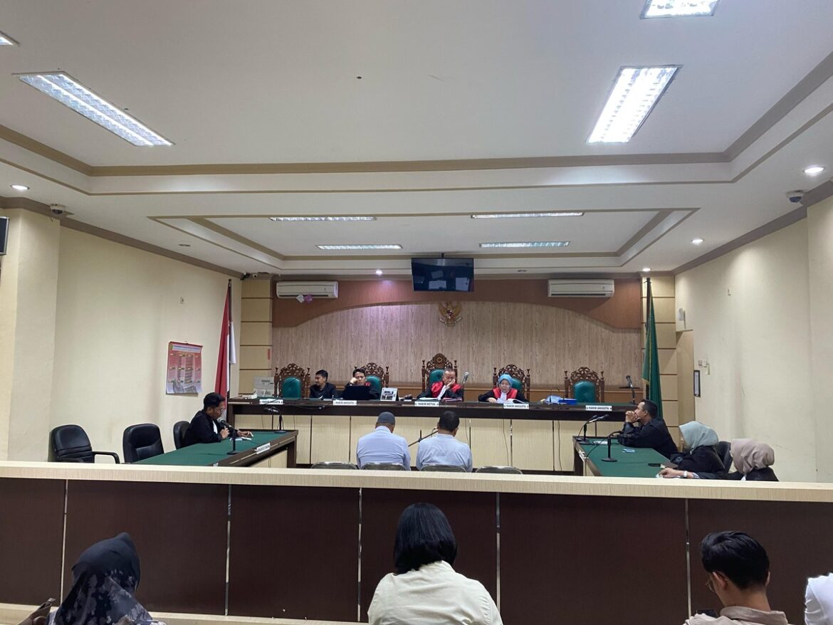 Hasbianor dan Diansyah saat mendengarkan pembacaan vonis untuk mereka yang dibacakan ketua majelis hakim Indra Mainantha Vidi.