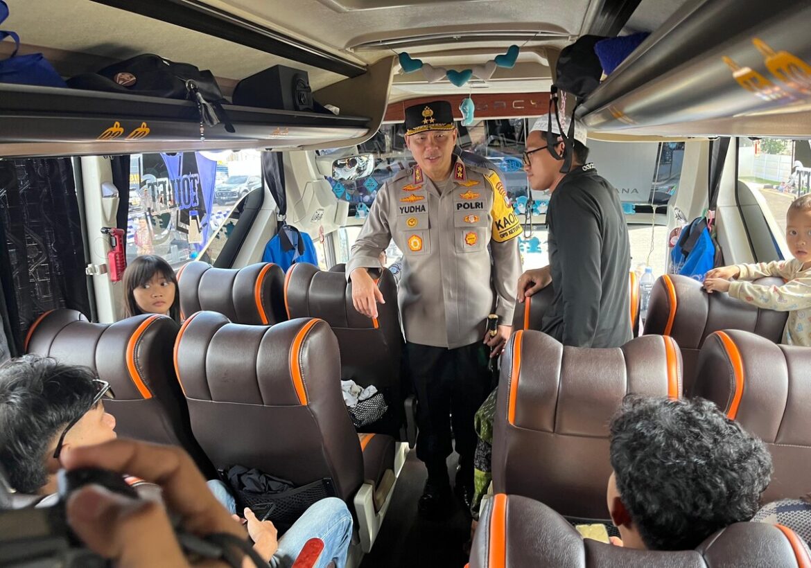 Kapolda Kalsel, Irjen Pol Rosyanto Yudha Hermawan SH SIK MH, saat menyapa para penumpang mudik lebaran gratis sebelum acara seremonial pemberangkatan (Foto Iman Satria)