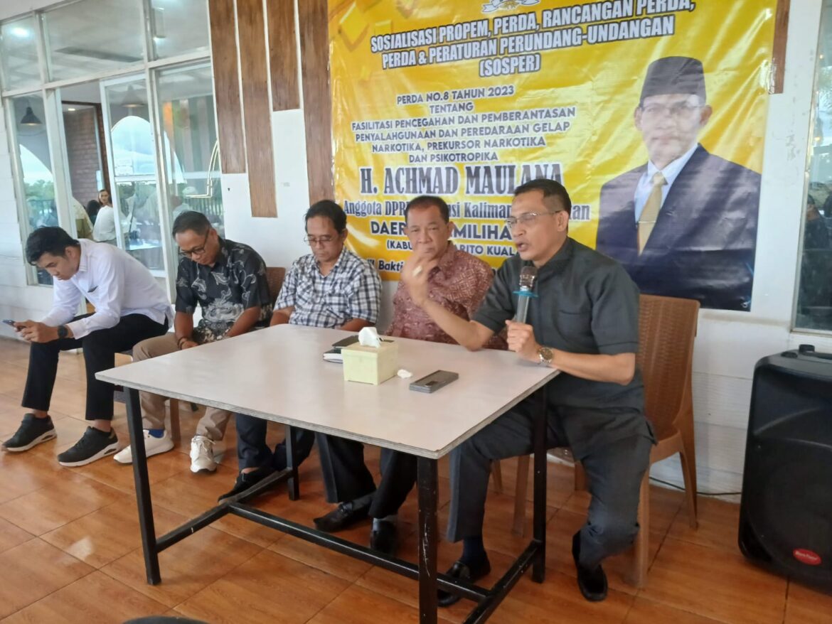 Anggota Komisi III DPRD Provinsi Kalsel H Achmad Maulana saat menggelar Sosialisasi Perda Provinsi Kalsel Nomor 8 Tahun 2023 tentang Fasilitasi Pencegahan dan Pemberantasan Penyalahgunaan dan Peredaran Gelap Narkotika, Prekursor Narkotika dan Psikotropika dihadiri rekan-rekan wartawan yang berlangsung di RM Selayang Pandang Handil Bakti Kecamatan Alalak Kabupaten Batola.(foto : sophan/brt)