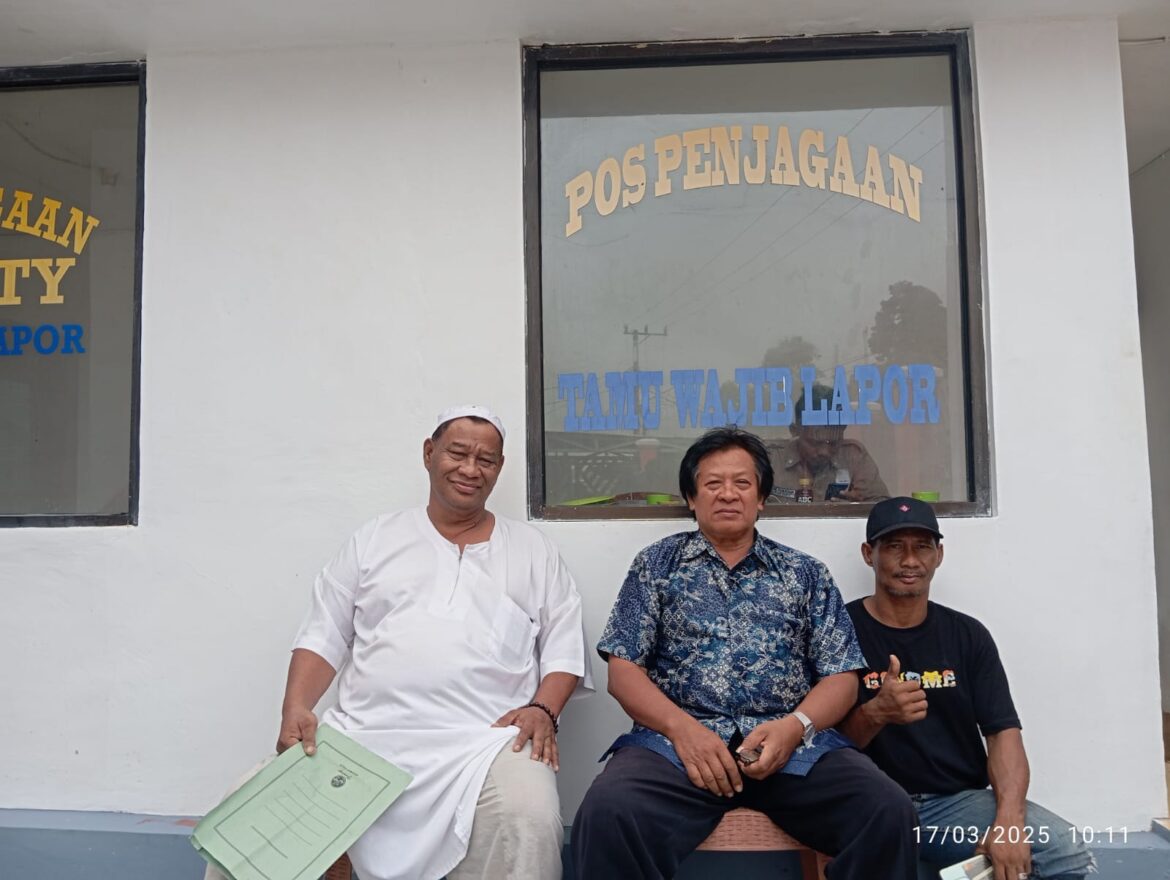 Djupri Efendi, S.H. (Tim Hukum BASA Rekan) saat menyerahkan surat perdamaian di kediaman Sayed Ja'far, S.H.