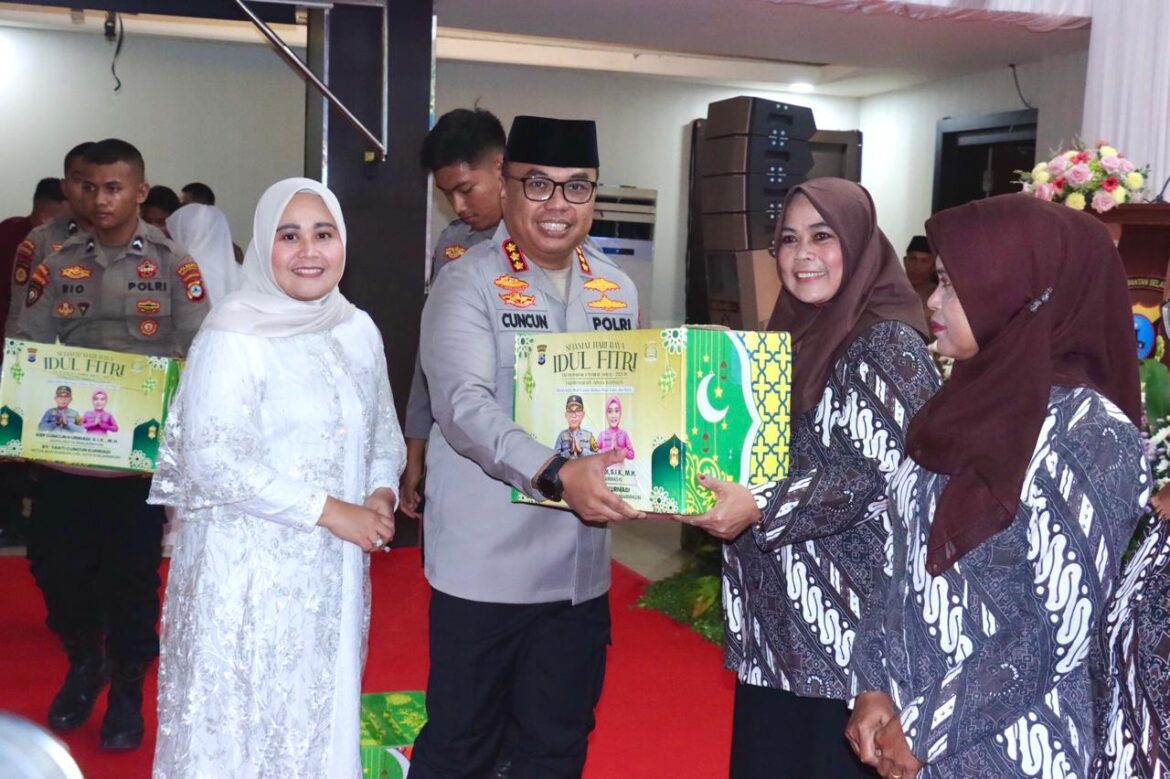 Kapolresta Banjarmasin, Kombes Pol Cuncun Kurniadi, beserta istri yang juga Ketua Bhayangkari Cabang Kota Banjarmasin menyerahkan bingkisan kepada perwakilan Warakawuri, Selasa (25/3/2025). (Foto: Istimewa)