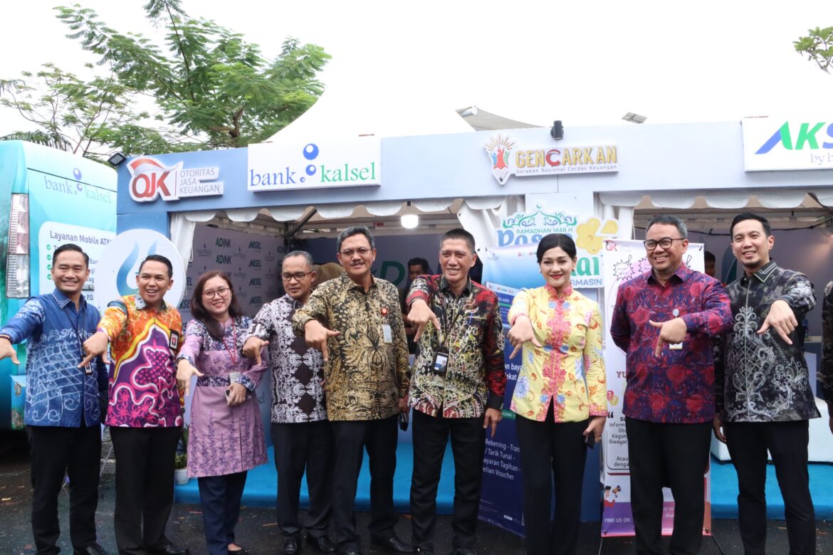 Terlihat Friderica Widyasari Dewi, Anggota Dewan Komisioner OJK, didampingi Parjiman Kepala OJK Kantor Regional Kalimantan Timur dan Utara (Kaltimtara), Agus Maiyo Kepala OJK Provinsi Kalimantan Selatan, Dirut Bank Kalsel Fachrudin (foto:humas Bank Kalsel)