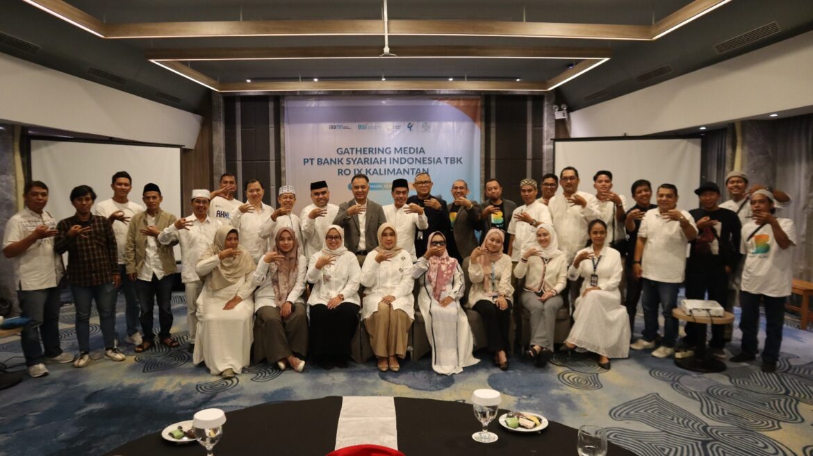 Ricky Rikardo Mulyadi Regional CEO RO IX Kalimantan Bersama Para Jurnalis di Media Gathering dan Buka Puasa Bersama di Harper Hotel Kota Banjarmasin (foto:dok bsi)