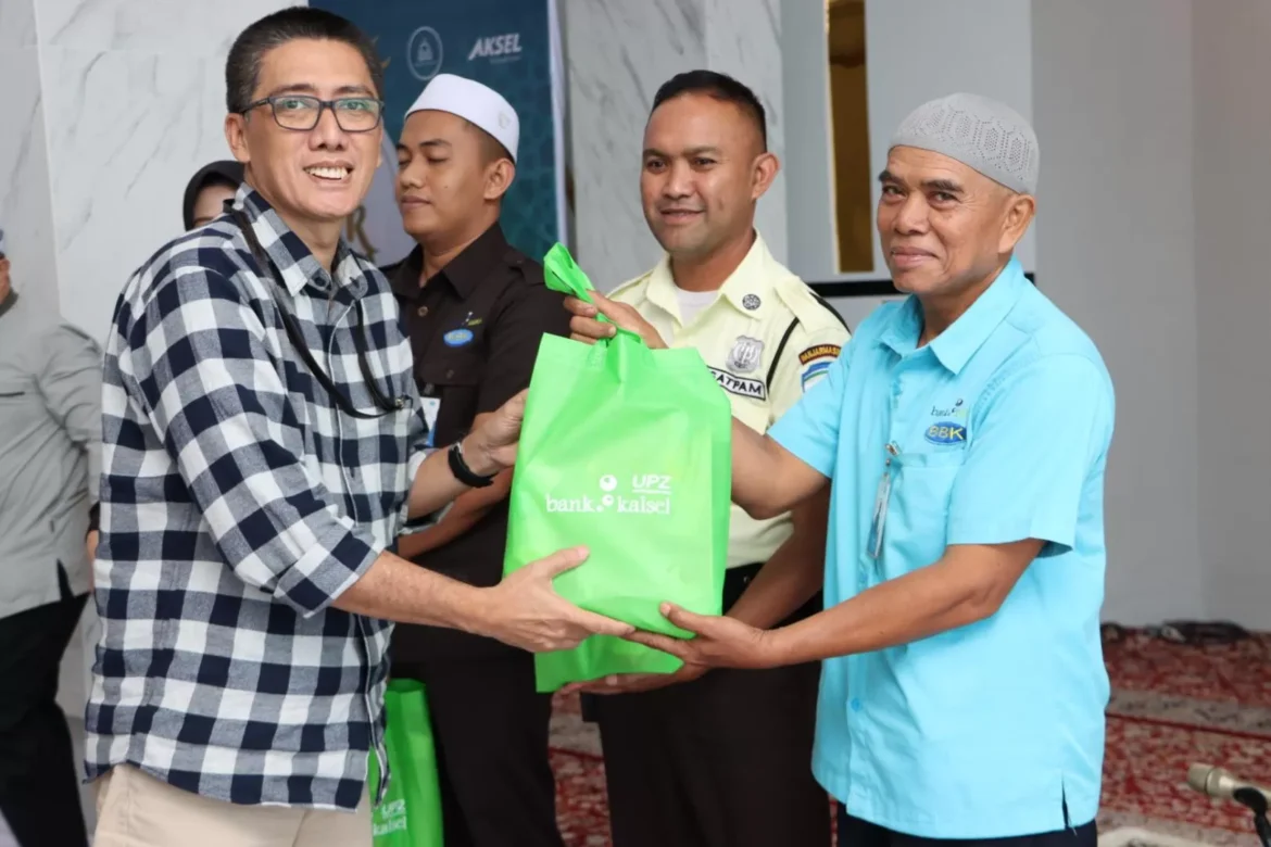 :Direktur Utama Bank Kalsel, Fachrudin menyerahkan bantuan paket Ramadan untuk tenaga ahli Bank Kalsel dari UPZ