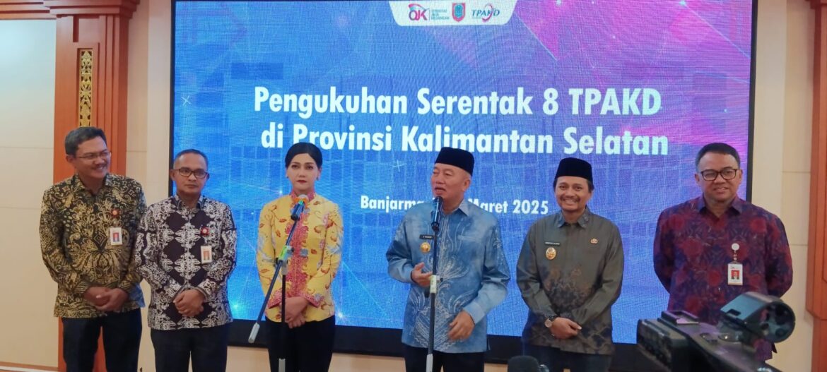 Keterangan Pers Disampaikan Kepala Eksekutif Pengawas Perilaku Pelaku Usaha Jasa Keuangan, Edukasi, dan Pelindungan Konsumen OJK Friderica Widyasari Dewi, bersama Gubernur Kalsel Haji Muhidin, didampingin Wakil Gubernur Kalsel H Hasnuriyadi Sulaiman, Kepala Kantor OJK Kalimantan Timur dan Kalimantan Utara Parjiman, Kepala OJK Kalsel Agus Maiyo di Ruang Rapat Sasangga Banua eks Kantor Gubernur Kalsel Jalan Jenderal Sudirman Kota Banjarmasin, Jumat (7/3/2025) Sore. (foto:baritopost)