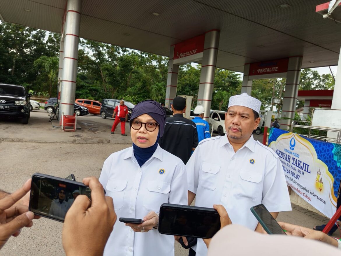 Hj Muliana Yuniar didampingi  Sekretaris DPD Hiswana Migas Kalimantan HM irfani,disela Berbagi Takjil di SPBU Landasan Ulin Banjarbaru, Kalsel