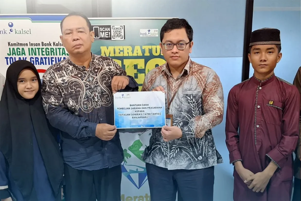 Bendahara UPZ Bank Kalsel, M. Rizaldy Mustary Haq menyerahkan bantuan fasilitas kepada Ketua Yayasan Generasi Yatim Tahfidz Wahyudi, di Banjarbaru