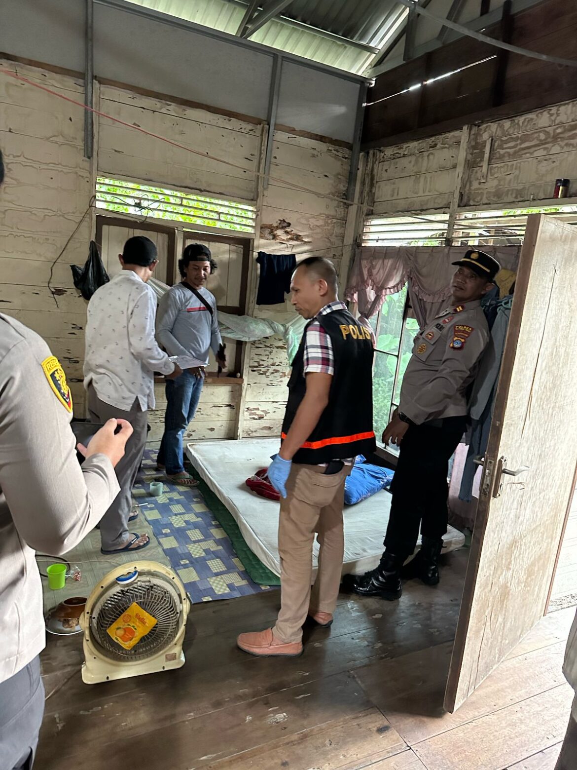 Polisi Evakuasi Korban Gantung Diri di Desa Durian Gantang (Foto Yufanata)