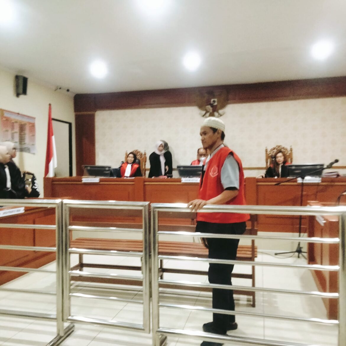 Terdakwa Upik usai mendengarkan vonis majelis hakim yang diketuai Suwandi SH.