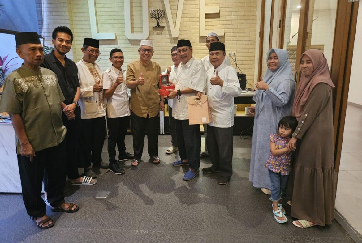 Pengurus FKPT Kalsel periode 2025-2027 foto bersama dengan mantan Ketua FKPT Kalsel, H Aliansyah Mahadi (Didit) usai buka puasa bersama, Jumaf (14/3/2025).