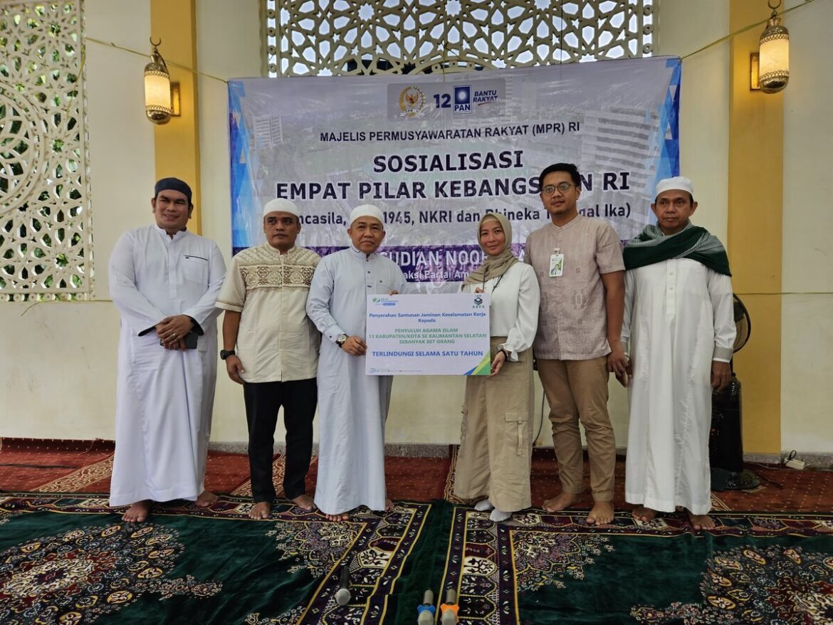 MANFAAT PERLINDUNGAN-Kepala BPJS Ketenagakerjaan Kantor Cabang Batulicin Vina Dwina Yuskin saat menyerahkan Manfaat Program Perlindungan Jaminan Sosial kepada seluruh Penyuluh Agama Sslam se-Provinsi Kalimantan Selatan di Pendopo Masjid Al-ikhsan, Desa Kersik Putih, Kamis (27/3/2025).(foto : ist)