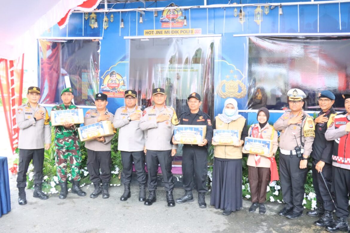 Waka Polda Kalsel Brigjen Pangarso Raharjo foto bersama dengan Kapolresta Banjarmasin Kombes Cincin saat meninjau Pos Pam dan Pos Pelayanan Ketupat Intan di Duta Mall, Sabtu (29/3/2025) siang.(foto:istimewa)