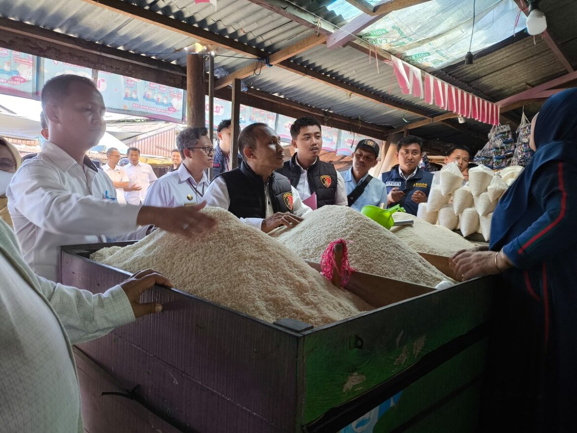 Tim gabungan, Polres HST, Disdag dan Bulog saat sidak harga bahan pokok di Pasar Keramat Barabai Kabupaten HST.(foto : yufanata/brt)