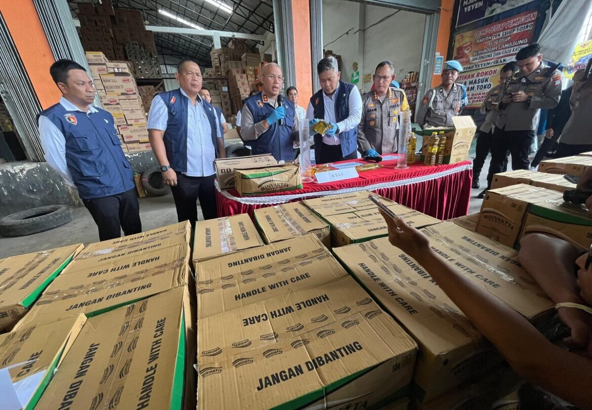 Kapolda Kalsel Irjen Pol Rosyanto Yudha Hermawan didampingididampingi Dirreskrimsus Kombes Pol M. Gafur Aditya H. Siregar dan Kabid Humas Kombes Pol Adam Erwindi saat menggelar press release (Foto Iman Satria)